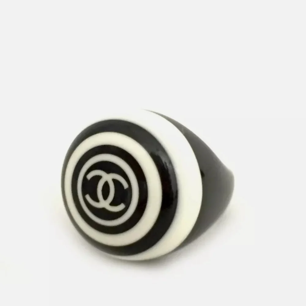 CHANEL CC LOGO BLACK PLASTIC RING/Q4248